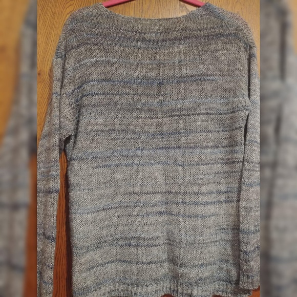 Cozy grey sweater with blue accent lines - Picture 4 of 5
